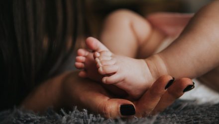 Уголовное дело завели на мать, кормившую ребенка грудью лишь один раз в сутки