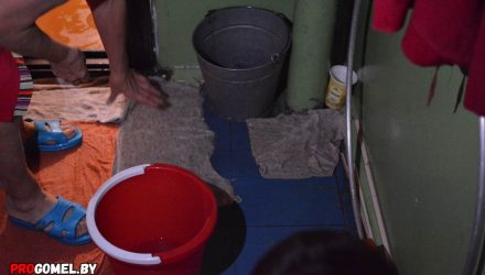 "Настоящий аквапарк, можно на попе по лестнице кататься". В Гомеле ночной ливень затопил квартиры в многоэтажке