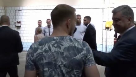 Порошенко выхватил микрофон у журналиста из-за неудобного вопроса — видео