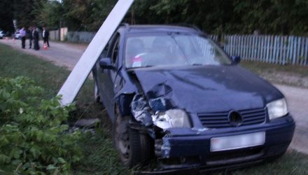 В Калинковичском районе Volkswagen врезался в столб: погиб 2-летний мальчик