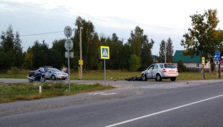 В Речице байкер при обгоне влетел в поворачивающую налево женщину на KIA