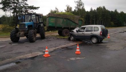 В Петриковском районе трактор проигнорировал ПДД и отправил водителя легковушки в больницу