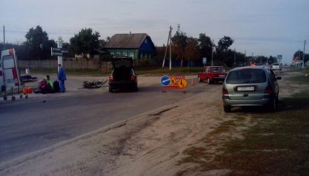 В Речицком районе Skoda протаранила мопед, а под Гомелем мужчина на мотоблоке не вошёл в поворот и перевернулся