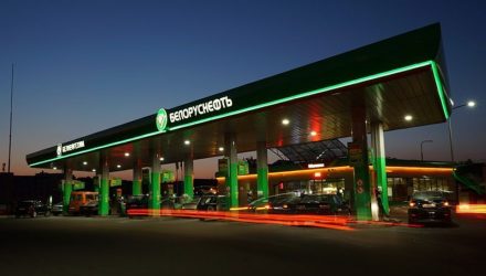 Чтобы не упасть в грязь лицом перед гостями из Гомеля. Мужчина, угрожая ножом, похитил бутылку пива с АЗС