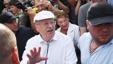 "Иди сюда, подлец!" Жириновский подрался с прохожим, назвавшим его гов**м – видео