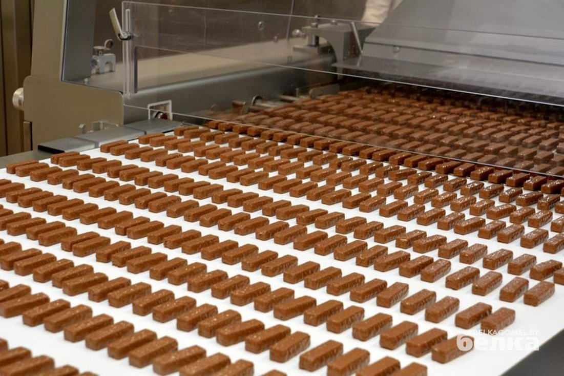 Первые шоколадные фабрики. Производство конфет. Шоколадная фабрика цех. Формование конфетных корпусов. Шоколадная фабрика конвейер.