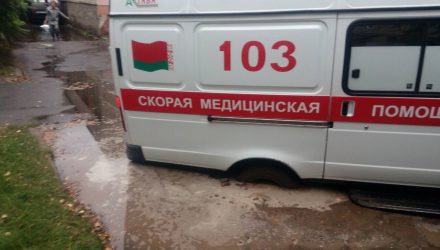 В Пинске машина скорой помощи провалилась в яму на дороге