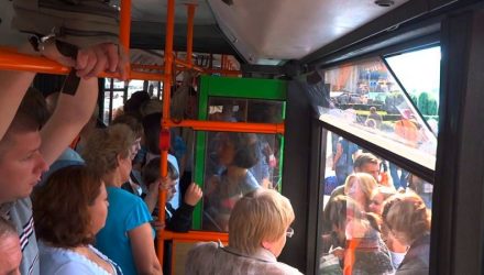 В Гомеле перед автобусом внезапно выскочил пешеход – пострадала женщина-пассажир
