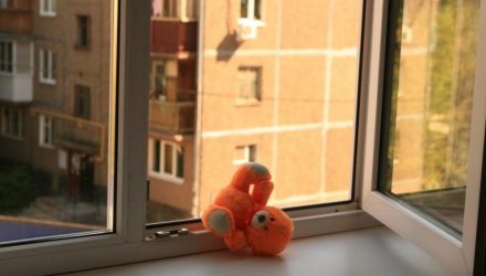 В Буда-Кошелёвском районе из окна балкона 3 этажа выпала 4-летняя девочка. В это время пьяная мама спала