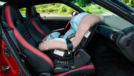 В Мозыре водитель Mercedes резко затормозил перед пешеходным переходом – 3-месячный ребёнок выпал из люльки на пол