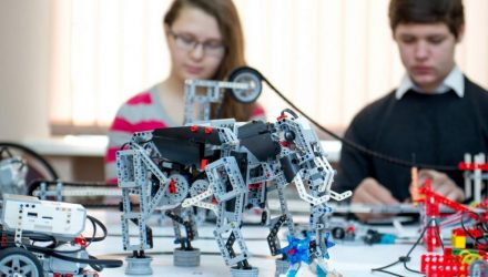 На Гомельщине открылся первый районный STEM-центр, где обучают управлению беспилотниками, 3D-моделированию и робототехнике