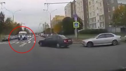 Не снижая скорости: появилось видео наезда маршрутки на беременную девушку