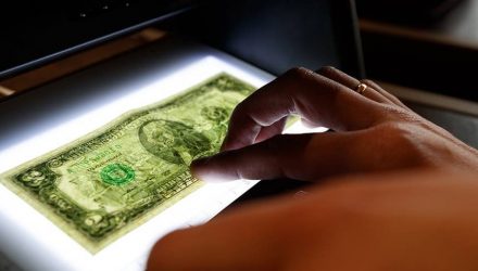 Уборщица нашла в мусорке $5400, теперь милиция ищет хозяина