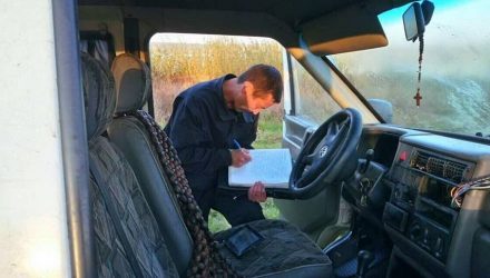 Пропавших рыбаков нашли в микроавтобусе на дне озера. Что произошло?