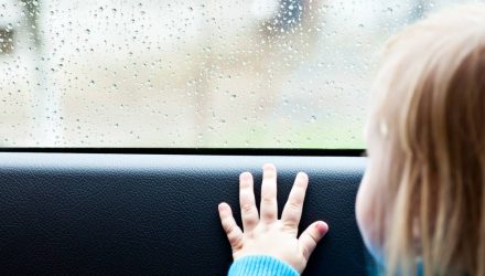 Отец должен был завести годовалую дочку в сад, но забыл её в машине. Ребёнок умер