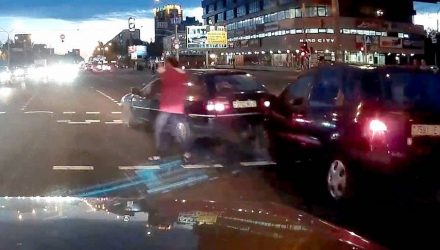Белоруска устроила хаос на дороге и сбежала от рассерженных мужчин (видео)