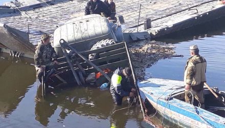 Фотофакт: в Житковичском районе ЗИЛ скатился с понтонного моста в Припять – очередь на переправу 2,5 км