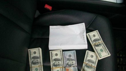 50 базовых штрафа и конфискация всей суммы - милиция рассказала, что грозит тому, кто продает-покупает автомобиль за валюту