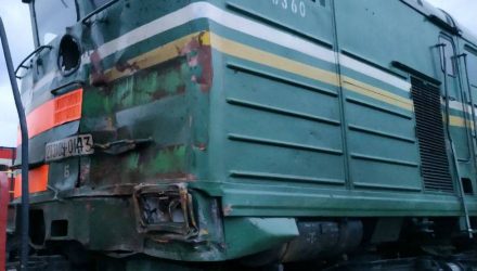 В Украине в 9 км от Гомельщины на железной дороге столкнулись белорусский грузовой состав и МАЗ, водитель грузовика погиб