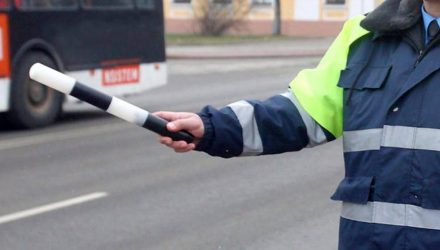 В Речице сотрудники ГАИ начали караулить нарушителей возле детских садиков. Бабушка недовольна