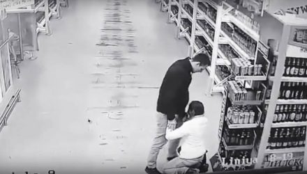 В Гомеле нетрезвая девушка предлагала интим прямо в магазине (видео 18+)
