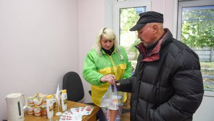 Села на ступеньки: "Идти не могу". Гомельских бомжей помыли и обследовали на туберкулёз