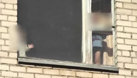 До трагедии оставался один шаг. В Светлогорске мама оставила двух малолетних детей в квартире и ушла по своим делам (видео)