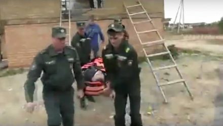В Гомеле спасатели пришли на помощь тяжело травмированному на стройке мужчине (видео)