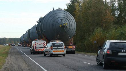 Гигантский караван мощных тягачей сопровождали автомобили прикрытия и ГАИ. Что это было?