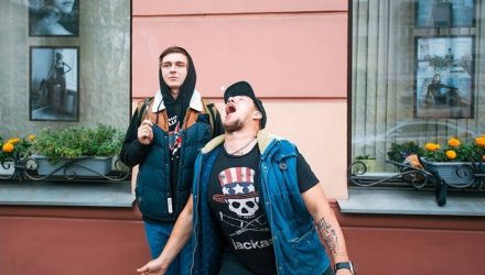 Забросай друга яйцами и поторопи таракана: в Гомеле проходят необычные чемпионаты