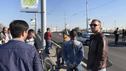 Фотофакт: в Гомеле из-за коробки остановили движение по Полесскому мосту. Подозревают, что это взрывное устройство