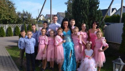 ﻿ Многодетная мама из Барановичей успешно совмещает воспитание 18 детей, благотворительность и бизнес