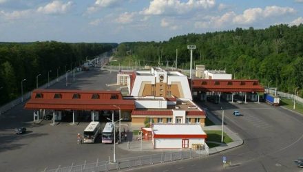 Россиянин, который не задекларировал валюту на "Новой Гуте" лишился 17 тысяч долларов. Ещё и заплатит штраф