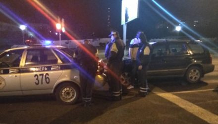 ДТП или задержание нарушителя? В Гомеле засняли автомобиль ГАИ в необычном положении