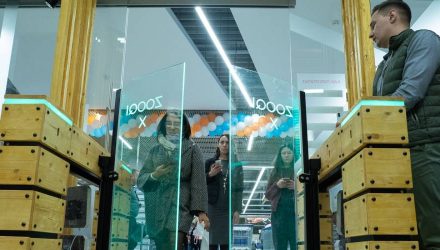 В Беларуси открыли мини-версию Amazon Go — магазина без касс и продавцов