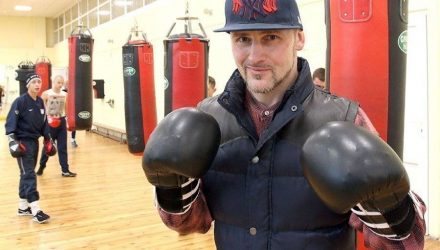 Белорусский призёр чемпионата Европы по боксу Сергей Дычков работает в ЦУМе грузчиком