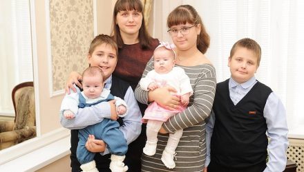 Под знаком близнецов: трём парам двойняшек из Гомеля вручили свидетельства о рождении