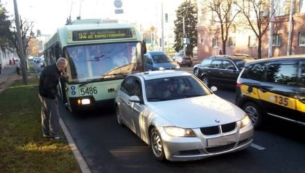 Белорусы – водители BMW и Mercedes – решили проучить троллейбус и автобус, полные пассажиров
