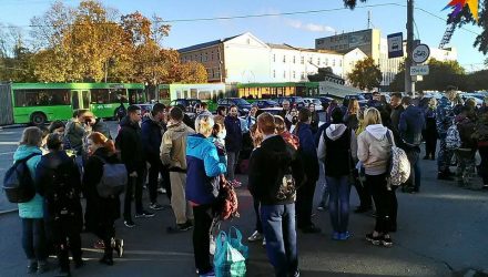 «А теперь медики». Два автобуса гомельских студентов отправились «на морковку» - фотофакт
