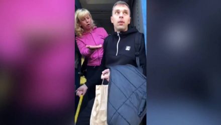 "У мене такси, чи шо?" В Украине пассажира пинком выкинули из поезда на Москву (видео)