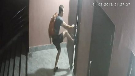Крушил дверь, украли два телефона и металлический щит. Звёзд камер не папарацци, но видеонаблюдения ищет гомельская милиция