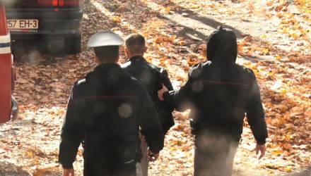 В Светлогорске из окна 5 этажа «малосемейки» выпала молодая женщина. Парня заковали в наручники