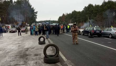 В пункте пропуска "Новые Ярыловичи" приостановлено движение грузовиков: украинские "евробляхи" заблокировали дорогу