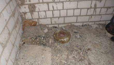 В Жлобине в лифтовой шахте многоэтажки обнаружили мину