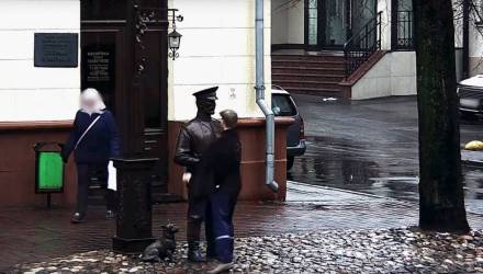 Лицеист ударил милиционера по лицу. Тот оказался памятником и не смог дать сдачи, но рядом проезжал патруль – пришлось извиняться публично