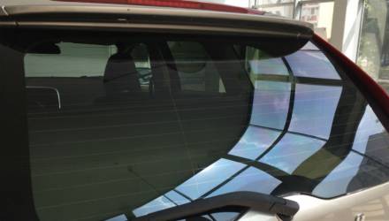 ГАИ отказалась ставить на учёт авто с "тонировкой посредством заводской плёнки". Правомерно ли это?