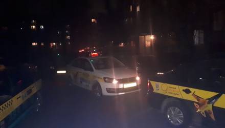 “Оскорблял и не хотел платить”. Два десятка белорусских таксистов съехались проучить клиента – видео