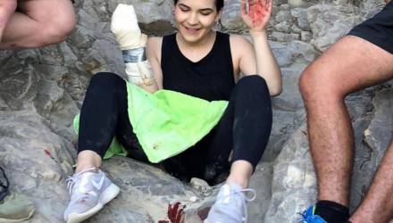 Девушка осталась одна на горе в луже крови и всё после знакомства в соцсети