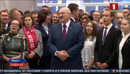 Лукашенко спел комсомольскую песню под аккомпанемент сына (видео)