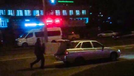 Иностранец в Беларуси комично загрузил в легковушку холодильник и рассмешил интернет (видео)